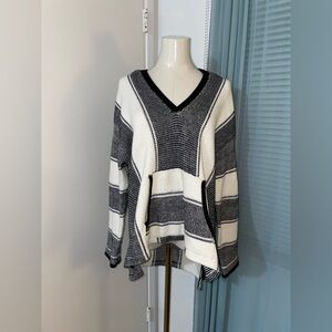 Early 2000’s Forever 21 Black & White Stripped Pullover- size Medium